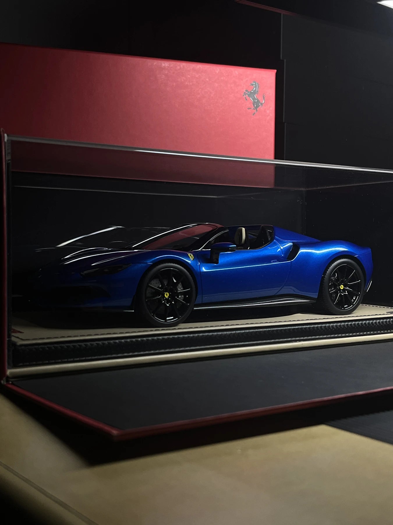 Niebieska miniatura Ferrari w gablocie Dioramax