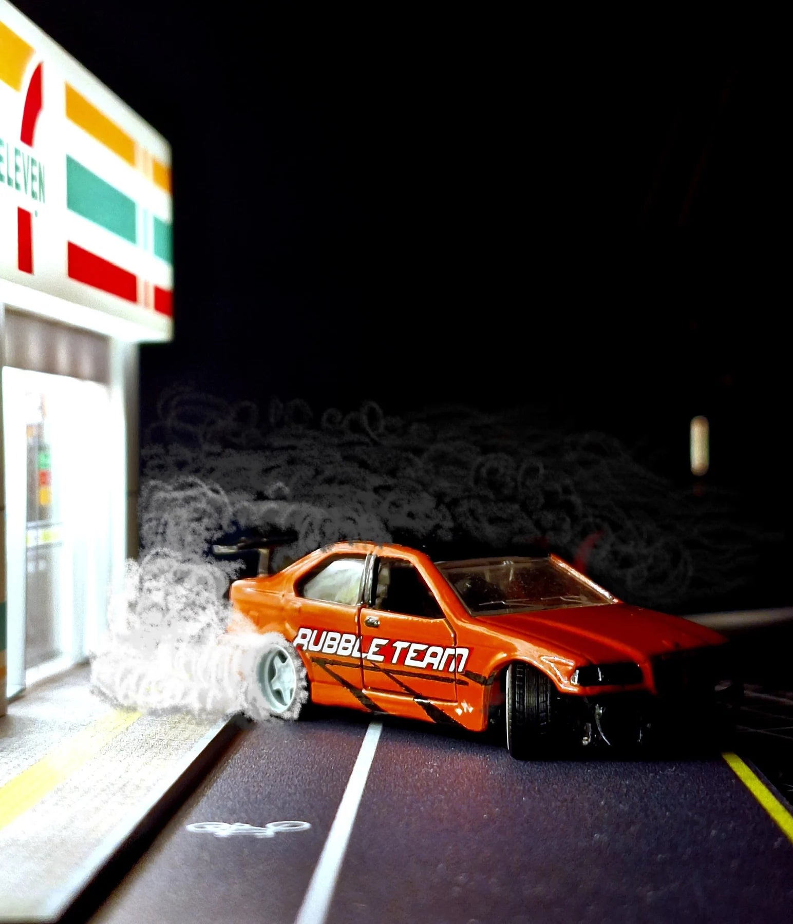 BMW Rubble Team als Miniatur in einer Rennstreckenszene