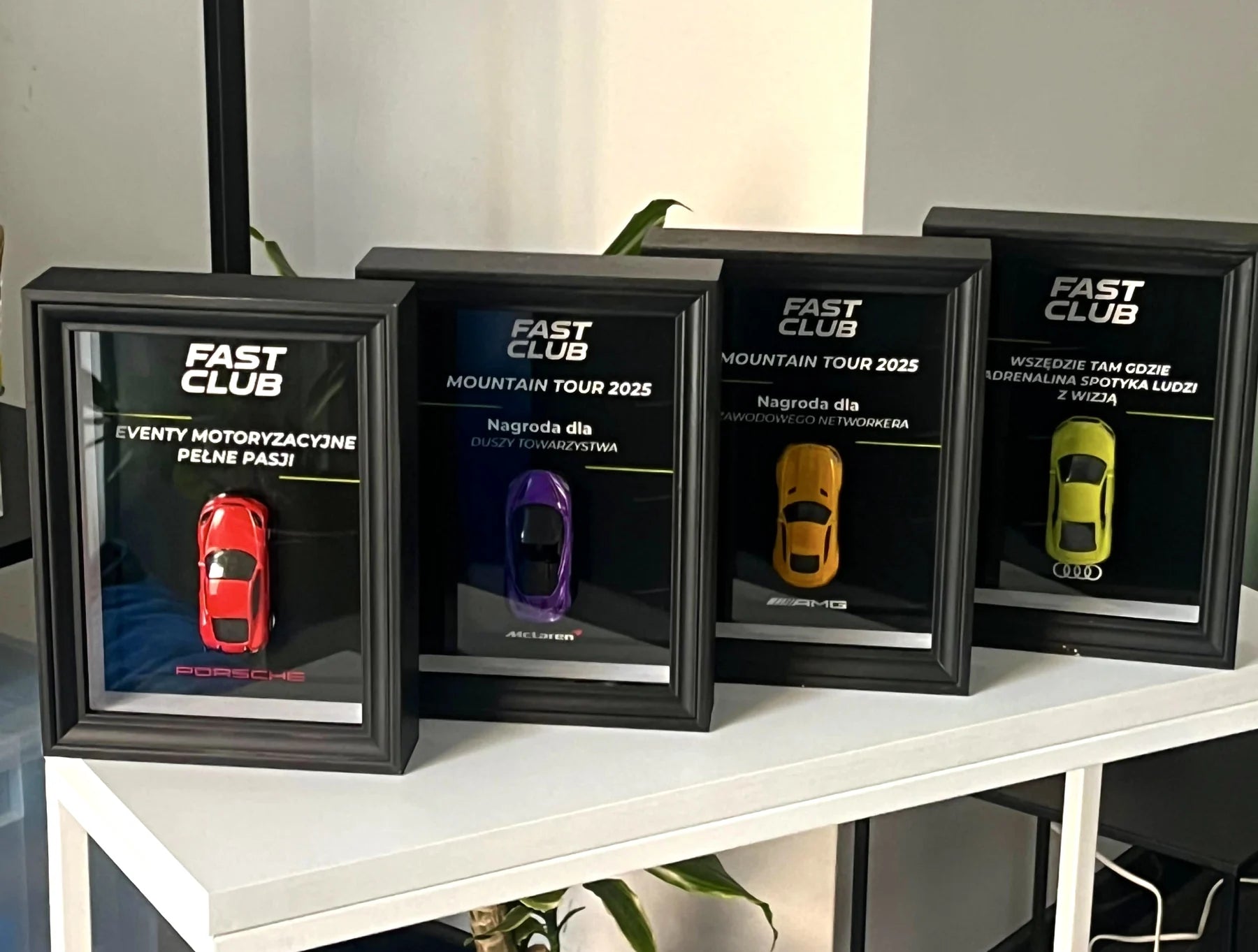 Cztery ramki Dioramax z miniaturami i grafikami Fast Club