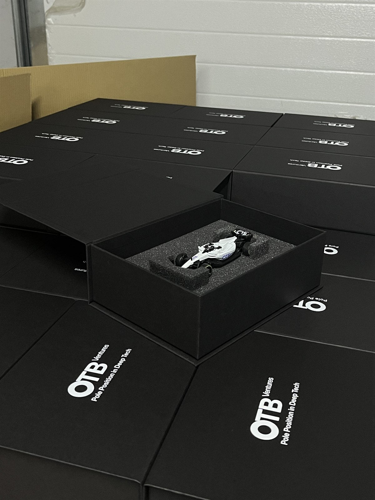 Model bolidu OTB Ventures w pudełku prezentowym