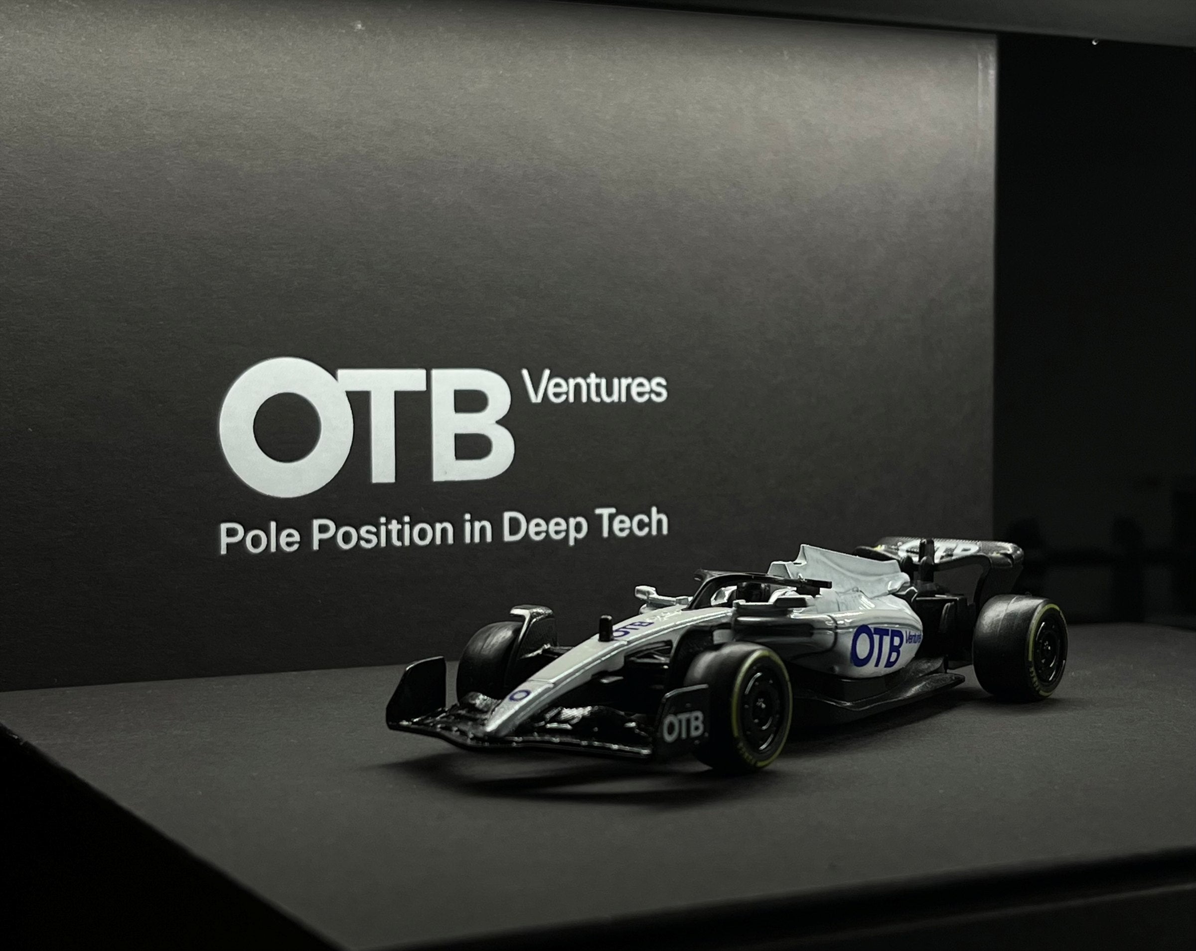 Model bolidu OTB Ventures w oprawie przygotowanej przez Dioramax