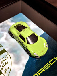 Miniatur Porsche 918 Spyder im Rahmen