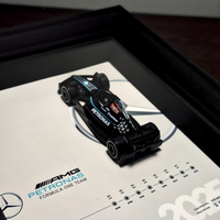 Miniatura Mercedes-AMG Petronas F1 w ramce