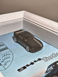 Porsche 944 Turbo - Model 1:64 w gablotce dekoracyjnej 15x20 cm, idealny prezent dla miłośników motoryzacji.