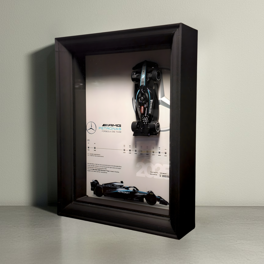 Miniatura Mercedes-AMG Petronas F1 w ramce