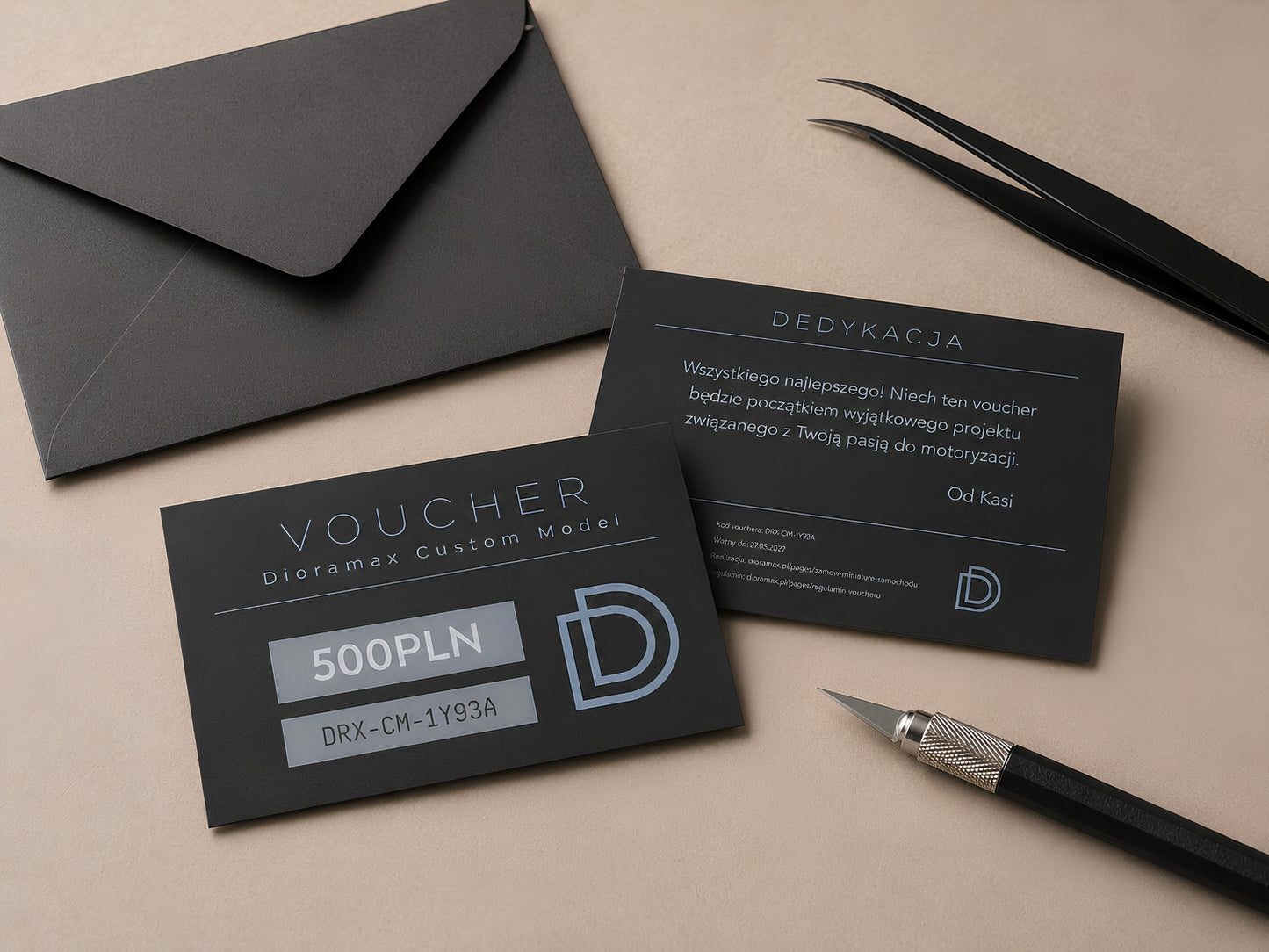 Elegancki voucher prezentowy Dioramax z dedykacją dla fana motoryzacji