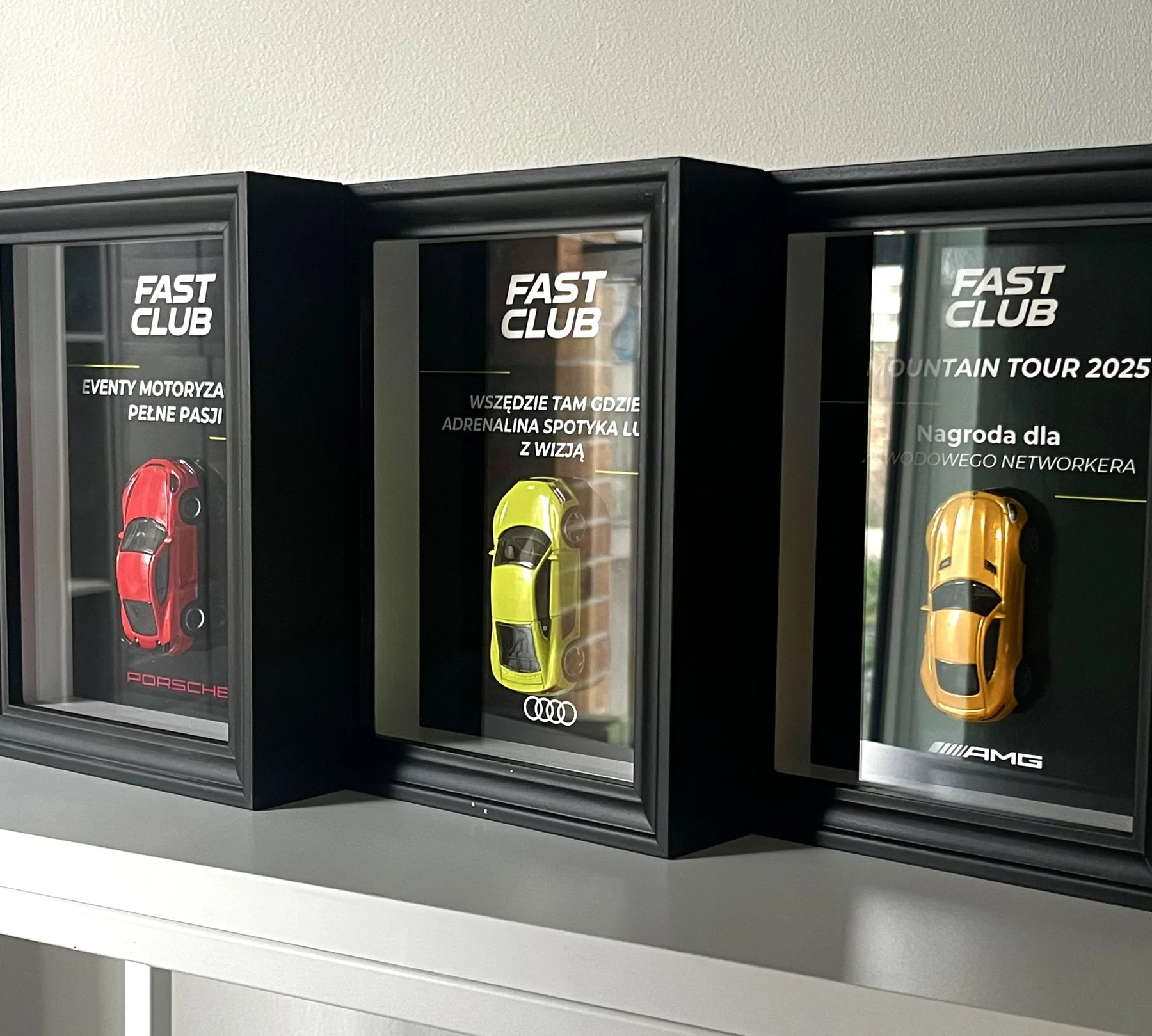 Ramki z modelami samochodów i grafikami Fast Club