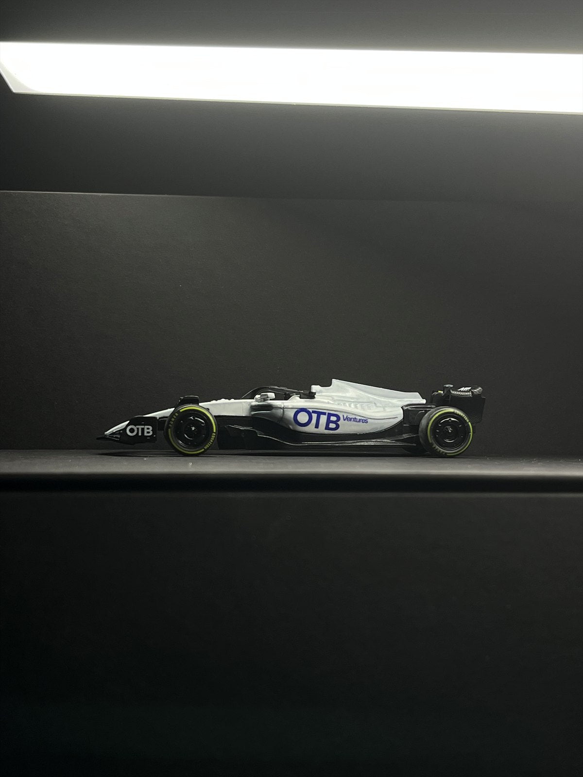 Model bolidu OTB Ventures w ujęciu bocznym, z widocznym malowaniem i oznaczeniami